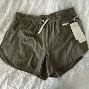 Vuori shorts - clementine 4” light oregano